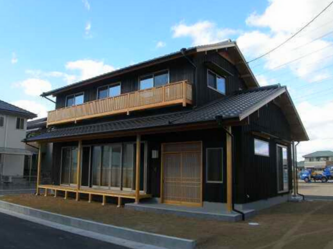 花梨（カリン）でもてなす漆黒の和風住宅