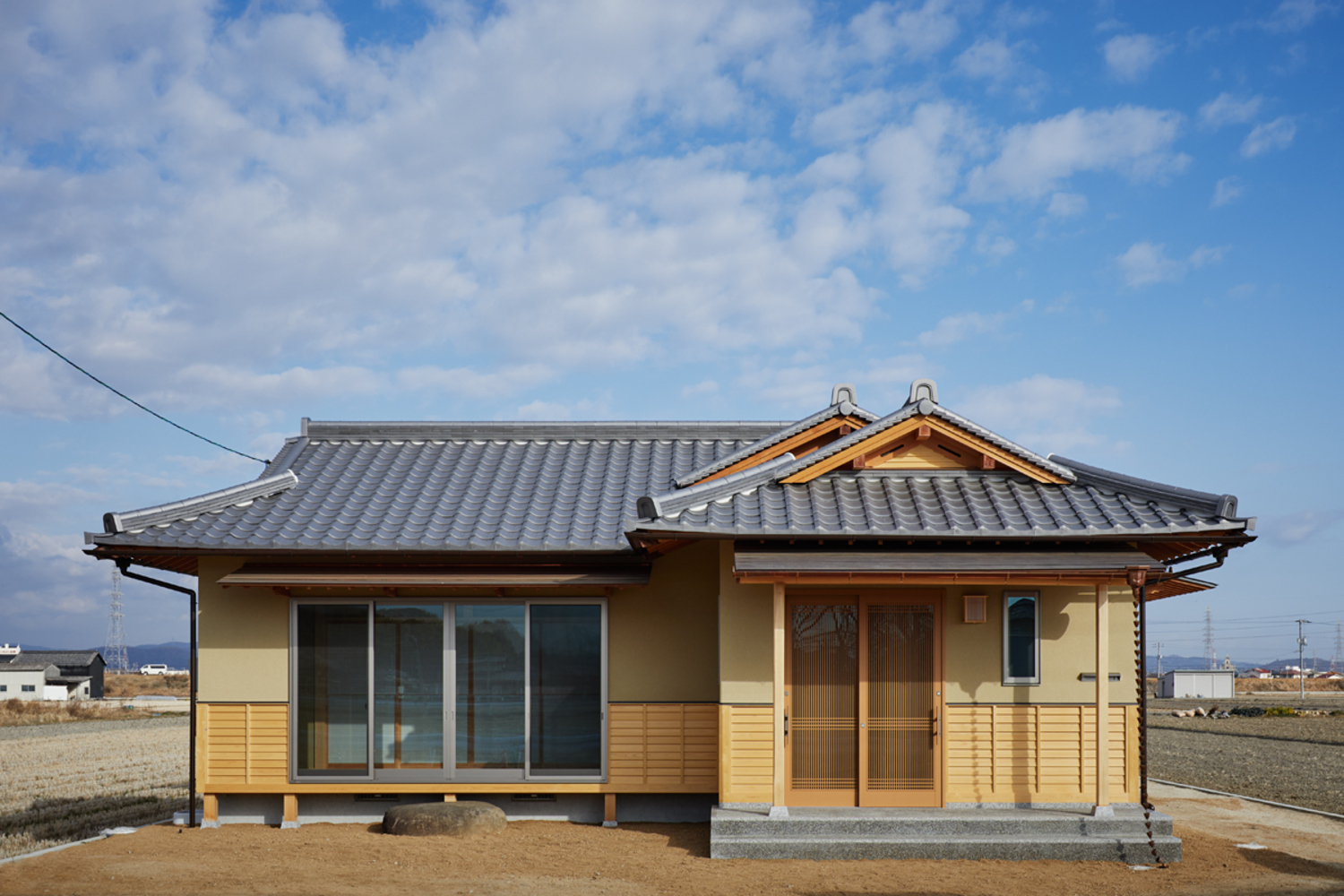 田園風景に佇む 現代入母屋の家