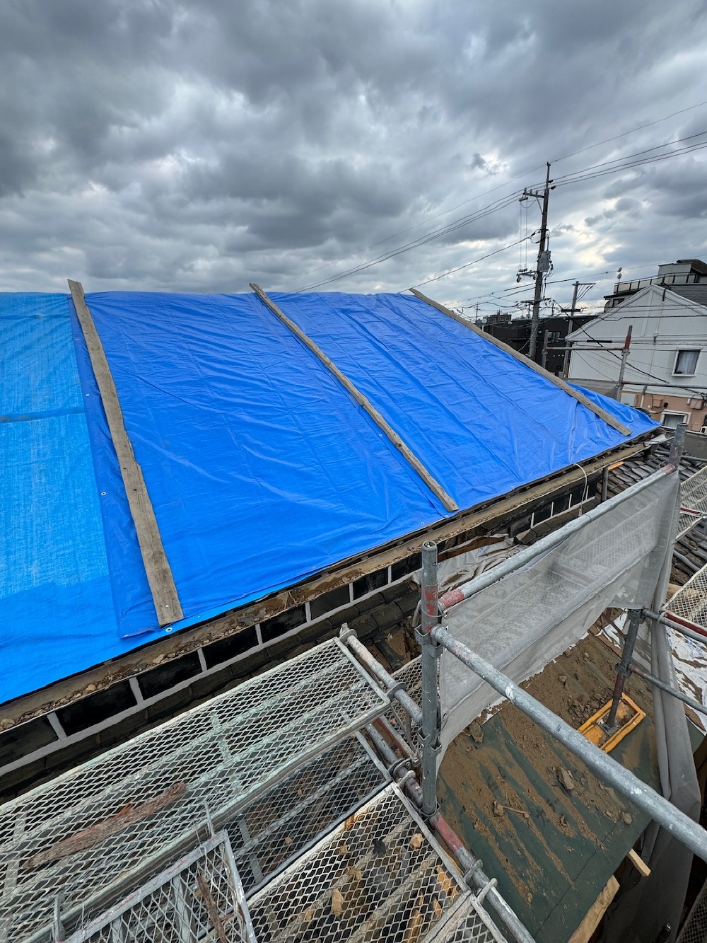 屋根の瓦降ろします