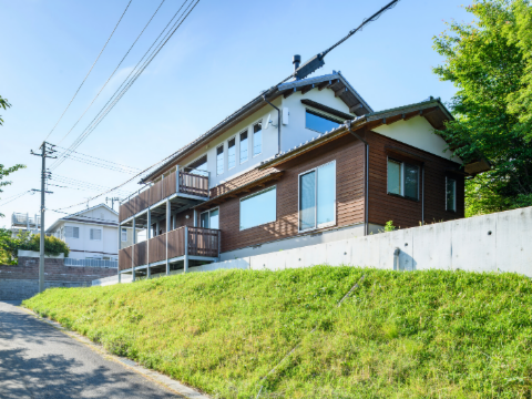 丘の上の絶景カフェ兼住宅