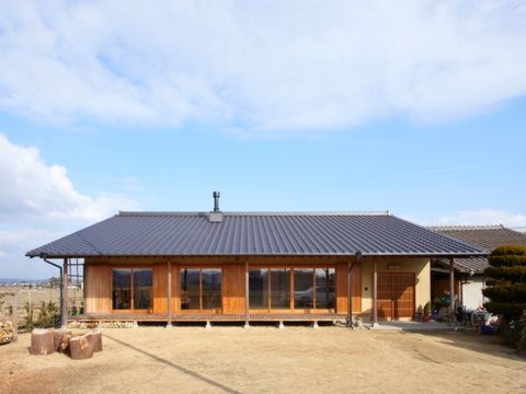 田園に溶け込む大屋根の和風平屋住宅